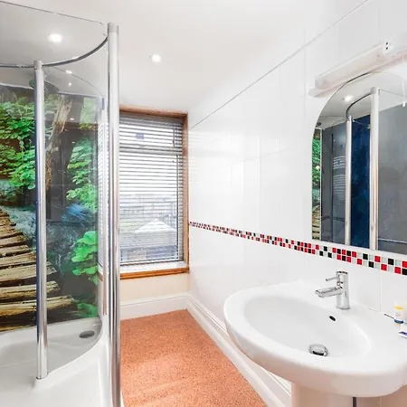 Discovery House Capsule hotel Whitby