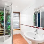 Discovery House Капсульный отель Уитби