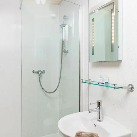 Discovery House Hotel a capsule *