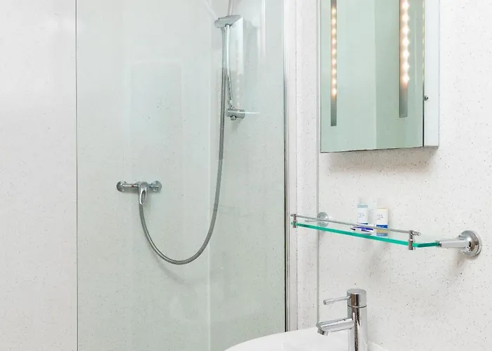 Discovery House Capsule hotel *