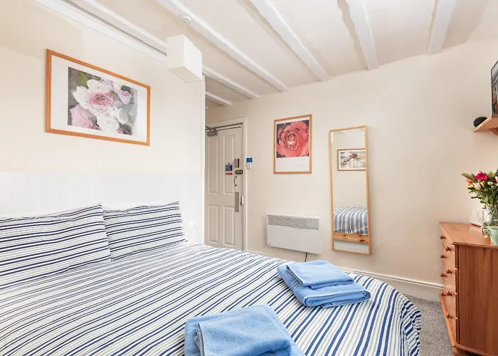 Discovery House Capsule hotel Whitby