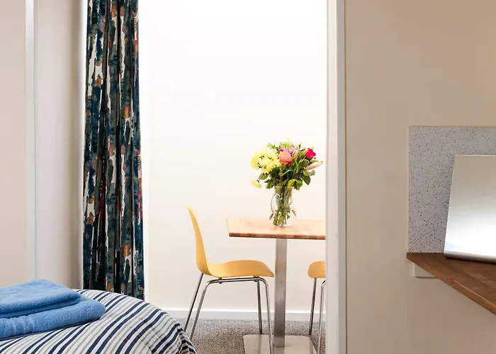 Discovery House Capsule hotel *