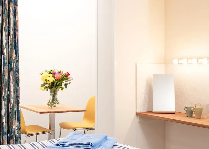 Capsule hotel Discovery House